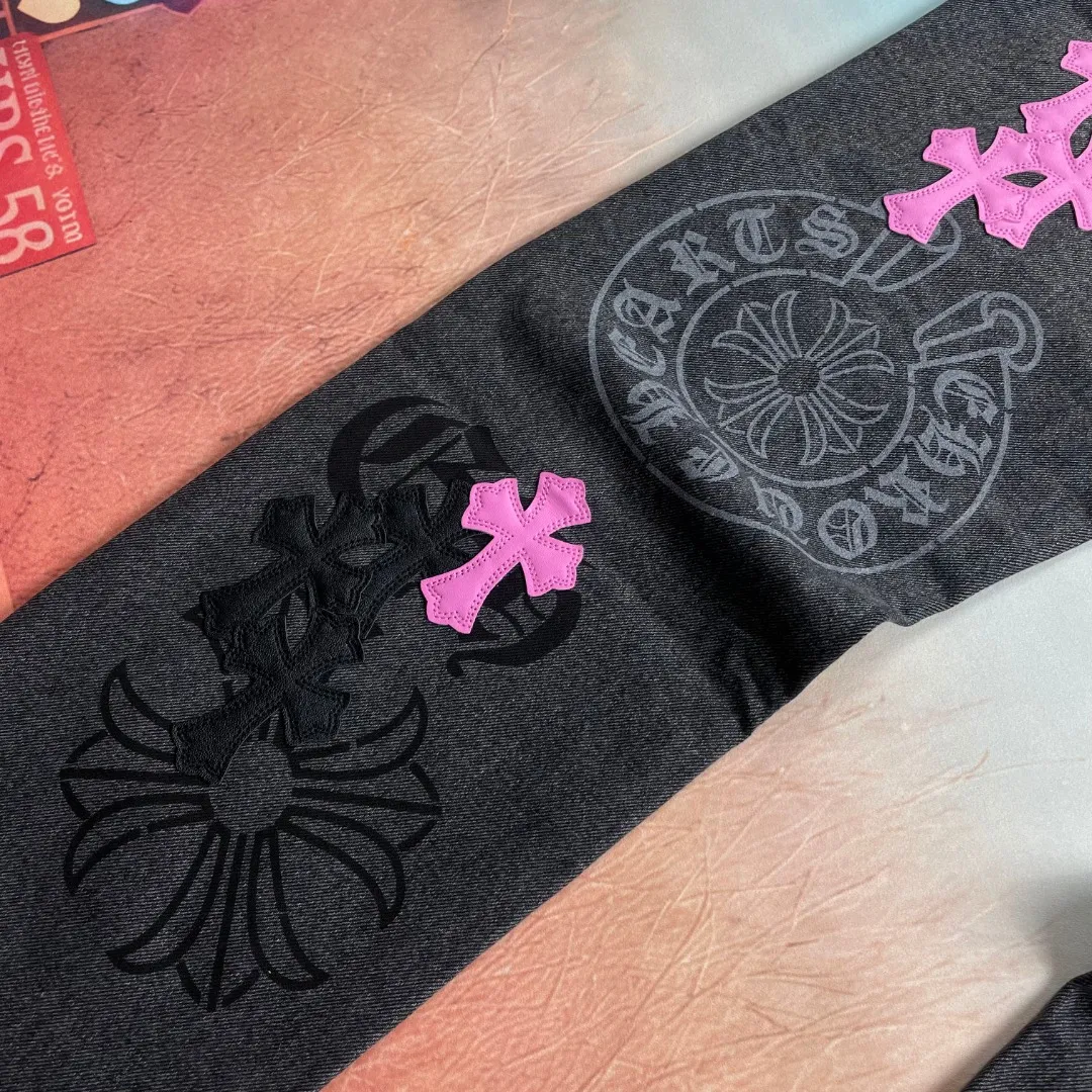 🅿️290 🔘Style number-KL113 🔘Croxin𝐂𝐡𝐫𝐨𝐦𝐞 𝐇𝐞𝐚𝐫𝐭 24SS custom-made printed purple leather limited edition jeans* In the Croxin series, these pants are directly "killing" with their appearance! In terms of color, it is one of a kind and stands out among other items. The fabric is made of beaded canvas and has been heavily washed. The upper body is not only full of texture, but also soft and skin-friendly, with excellent breathability. In terms of cutting, the trousers use three-dimensional cutting technology to create a straight trousers shape that is suitable for various body types. In addition, the hardware is customized according to the genuine ZP, and is paired with an ingenious customized small leather label, showing high-end design and details. The entire trousers are neatly routed and finely crafted, fully displaying the beauty of simplicity. In terms of style, it perfectly interprets the concept of genderless dressing. Whether it is a boy or a girl, it can be easily worn and exudes a super A aura.  Size: S M L XL XXL (28.30.32.34.36) Color: Black